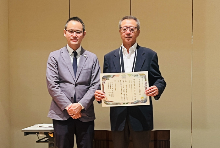 自然共生サイトの認定証を手にする成田社長（右）