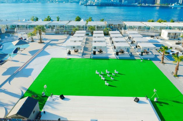 約450㎡の芝生広場。ここに雪山が登場する