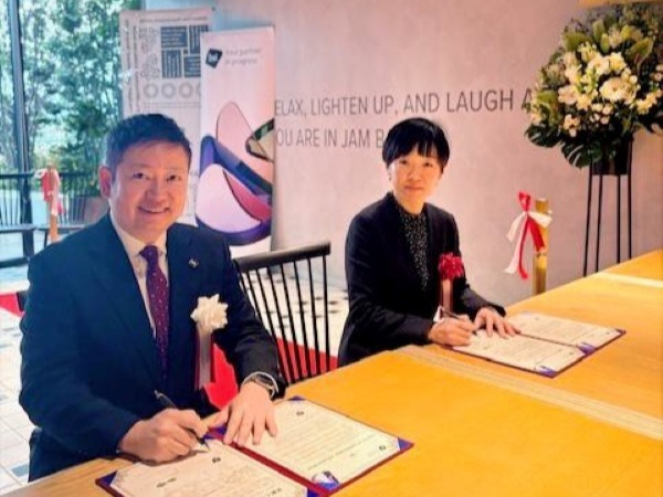 調印式写真(2)　　写真右からJAM BASE運営管理　一社）コ・クリエーションジェネレーター 事業統括次長 岡村 由里子様　　BSIジャパン 代表取締役社長 漆原 将樹