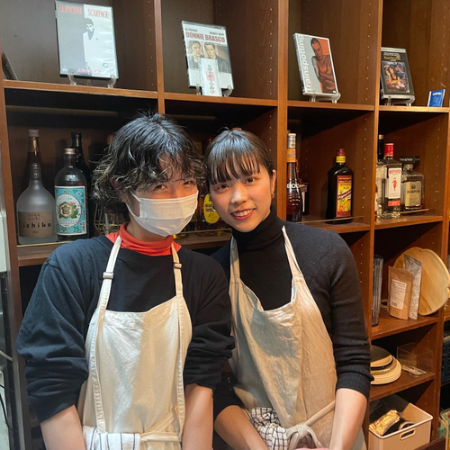店主のあかねさん(右)　
