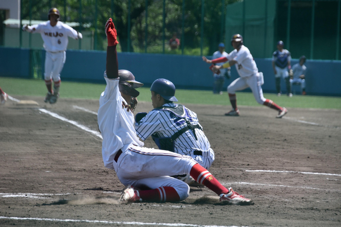 同点のホームを踏む柳勇気選手（都市情報学部４年）