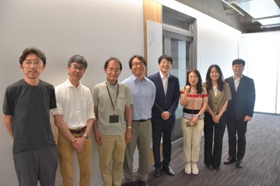 赤﨑勇特別栄誉教授が使用していた研究室の前での記念撮影