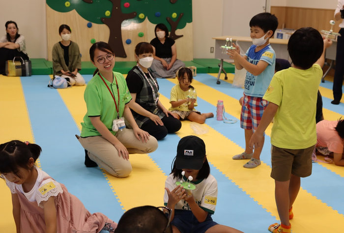 自分で作った「ダンシングドール」を思い思いに楽しむ子どもたち