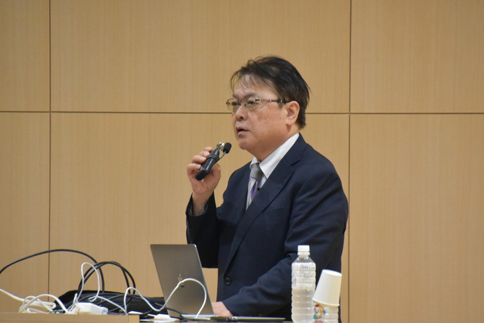 あいさつする薬学部の亀井学部長