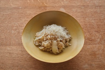 白のグラデーションが美しい「新玉ねぎのだし炊き込みご飯」