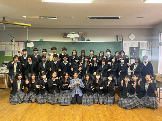 一緒に授業を受けた2年生生徒らとの集合写真（ニコルさん）