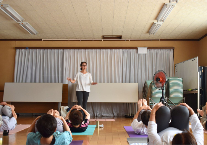 当院職員（ヨガインストラクター資格保有）が地域住民と一緒にやさしいヨガを実施。健康づくりのきっかけとなる時間を提供しました。