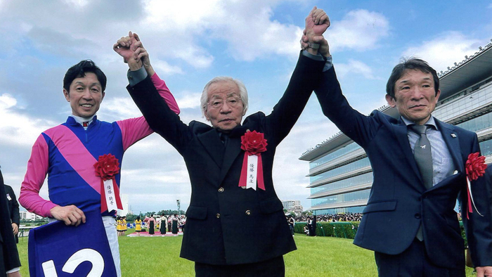 左から、武豊騎手、松本好雄オーナー、 石橋守調教師