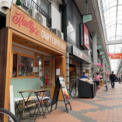 店舗外観 周辺にはカレーの名店がズラリ
