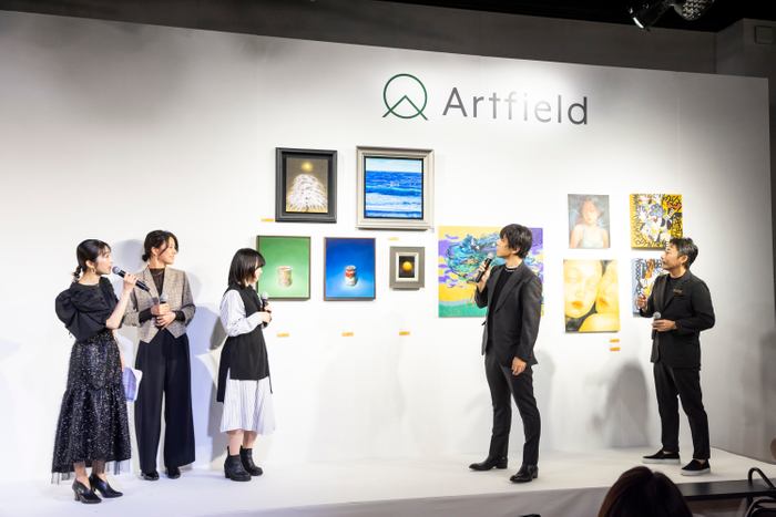 スペシャルゲストとして出品アーティストによるトークセッション(作品説明やダッチオークションに対する感想など)も開催。アーティストの想いを直接聞いた上でオークションに参加できる特別な時間となりました。 (左から司会 名越涼氏・作家 町田結香氏・岡崎実央氏・中島健太・当社取締役副社長 山村浩一)