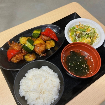 地産地消食堂アカギメシ 彩り野菜と赤城鶏の酢鶏定食 1,050円(税込)