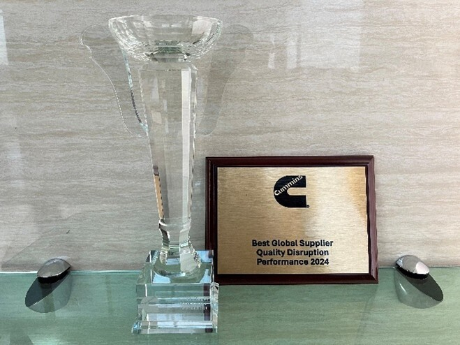 トロフィーとプレート