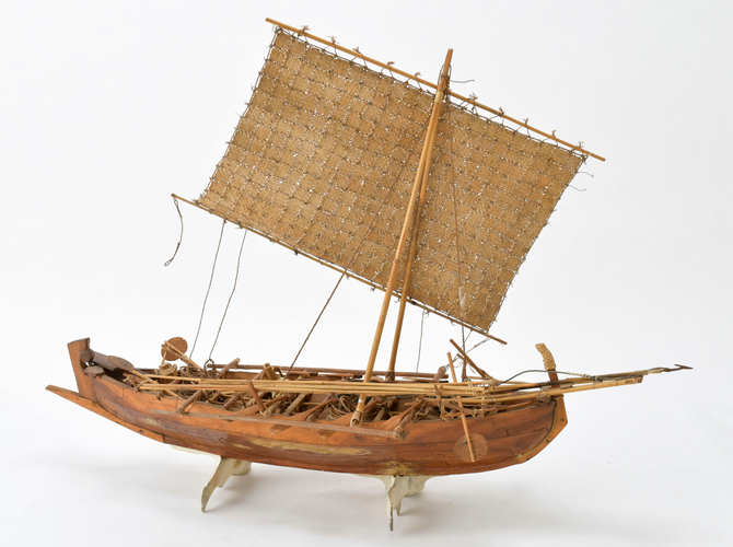 Photo.14 捕鯨船プレダン 1/10模型 (船大工手製) レンバタ島ラマレラ村 高さ1,030&times;長さ830 &times;奥行き330mm 木・ゲバンヤシ・木綿・軟鉄　1980年頃
