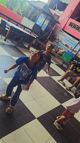 寄付したシャボン玉で遊ぶ子どもたち