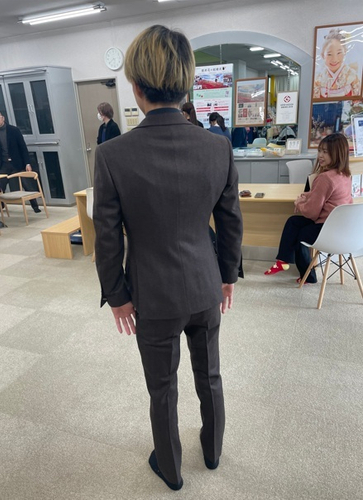 成人式は親子で選ぶ様子