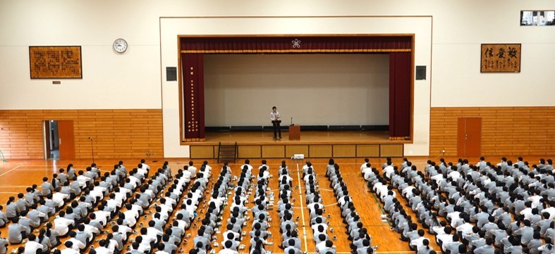 昨年実施した朝の5分間芸術鑑賞会の様子