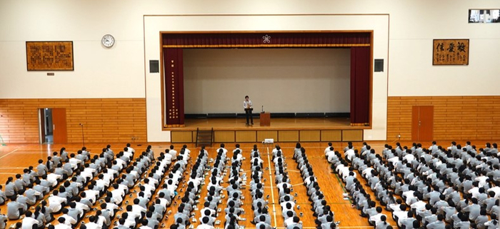 昨年実施した朝の5分間芸術鑑賞会の様子