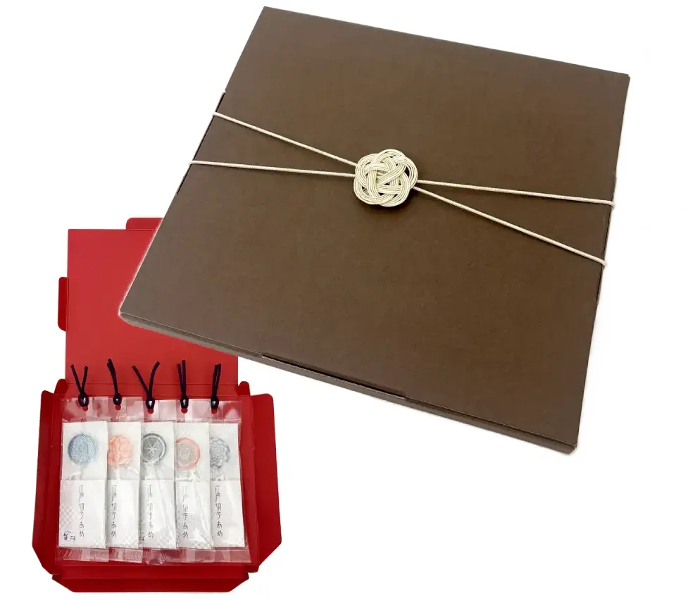 繊細な模様が美しい江戸切子飴。涼やかな透明感が、夏の贈り物にもおすすめ。