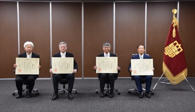 称号記を手にする名誉教授の方々