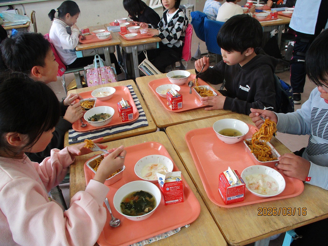 3年生が考えた給食を食べる子供たち