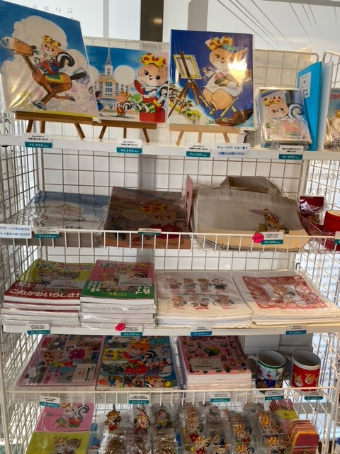 1階入り口グッズ（新商品はタオルハンカチ）