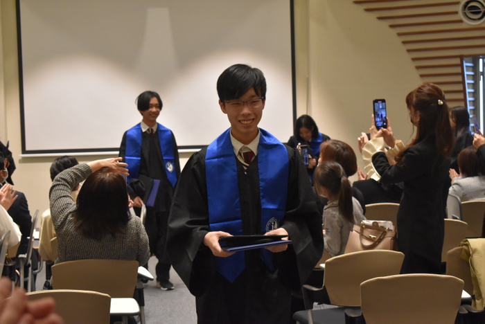 保護者・教職員に見守られ、笑顔で旅立ちです