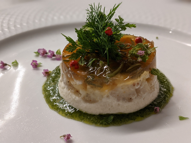 前菜（平目とホタテのタルタル　新玉ネギのムースと新玉ネギと大葉のソース）