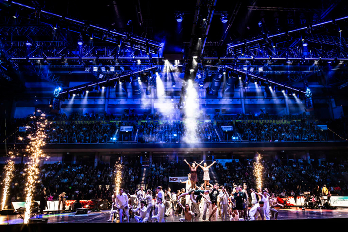 ショーは毎回、華々しいフィナーレで締めくくられます（&copy;Daniel Heydt）