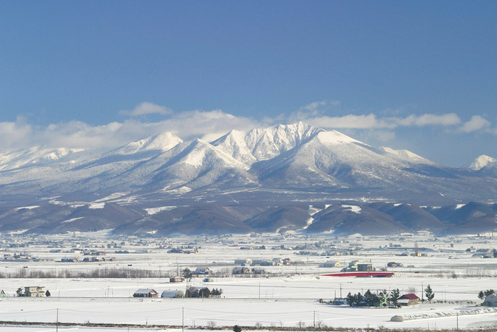 富良野市街地南西にそびえる芦別岳(富良野美瑛広域観光推進協議会ホームページ内「富良野美瑛 Photo Library」より)