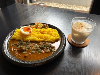 牛すじペッパーカレーとラッシー