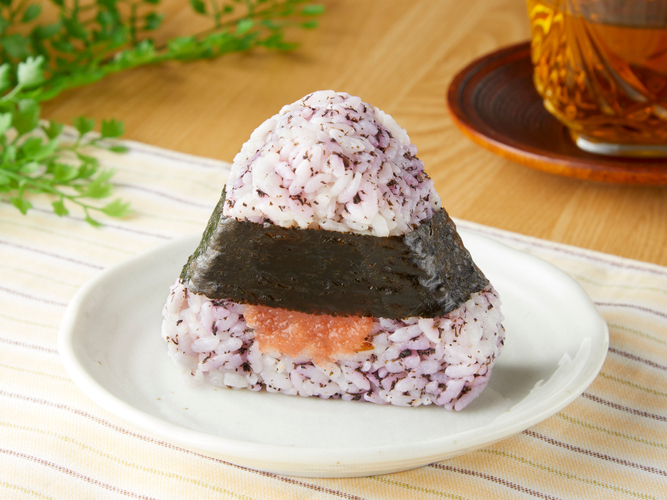 かけ算おにぎり　赤しそ&times;明太子（画像はイメージです。）