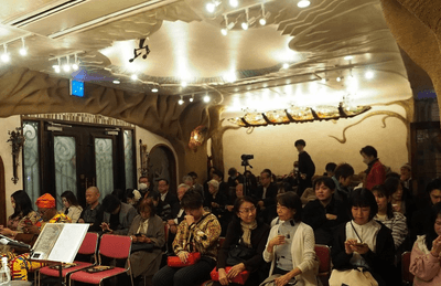 開演前のホール