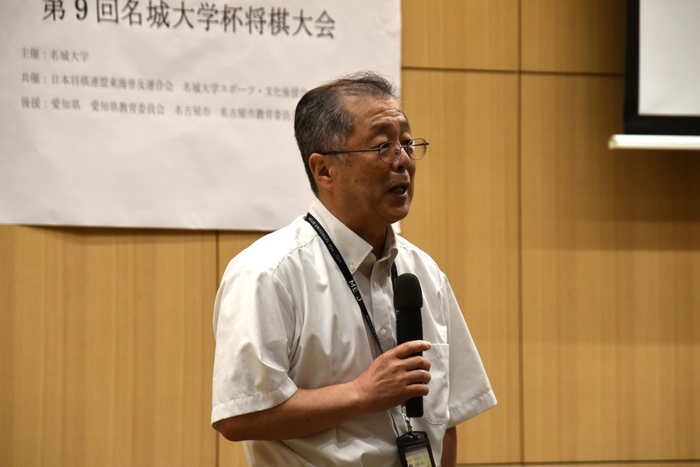 あいさつする大野副学長