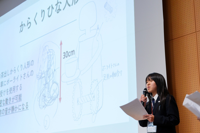 探究の成果をプレゼンテーションする生徒の様子
