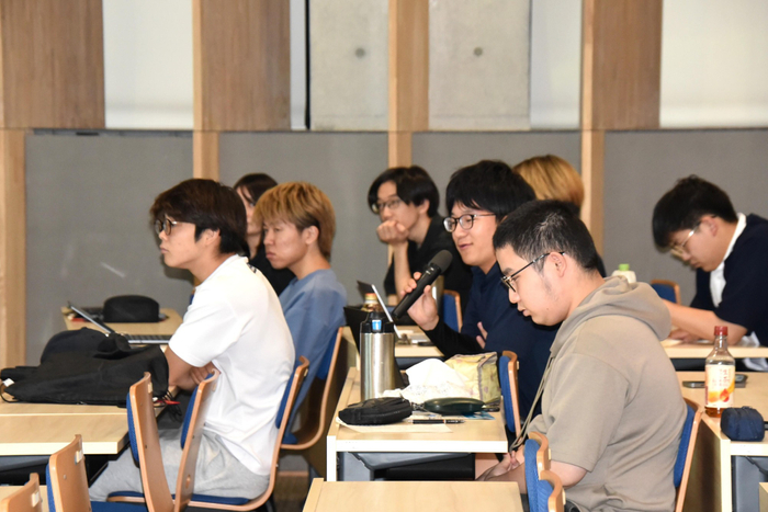 ゲスト講師に質問する学生