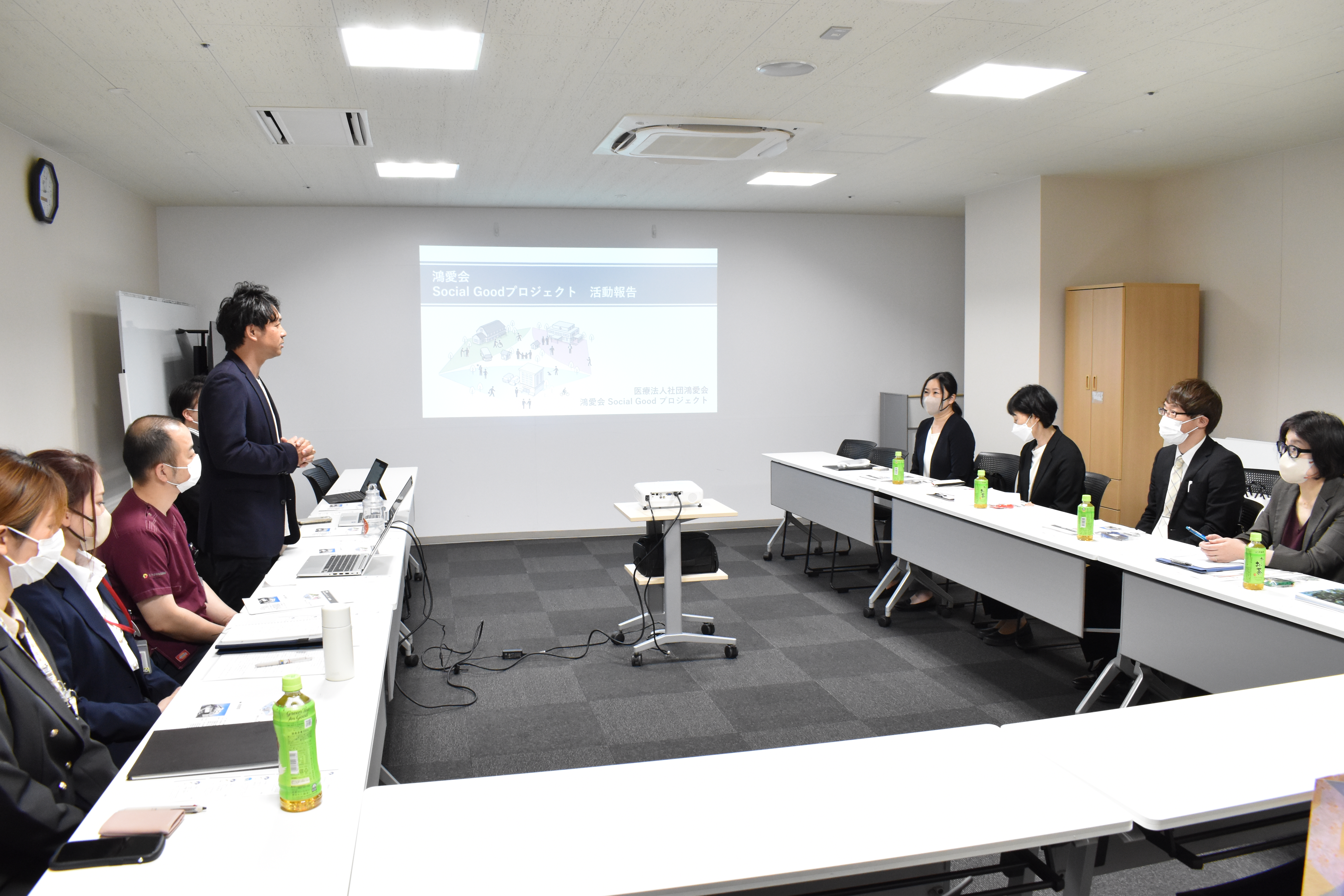 コミナスの取り組みを説明する様子。退院後の生活支援の考え方や具体的な関わりについて、事例を交えながら共有。医療と生活をつなぐ新たな役割に関心が集まった。