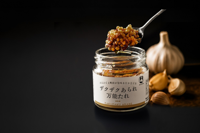 ザクザクあられ万能たれをスプーンですくったシズル