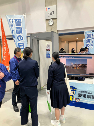 ゲート型金属探知機に興味を示す学生