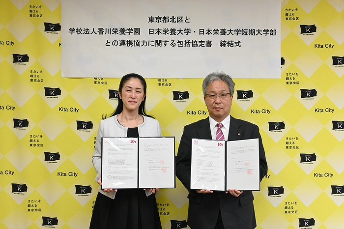 締結式の様子 （やまだ北区長（左）と香川理事長・学長（右））