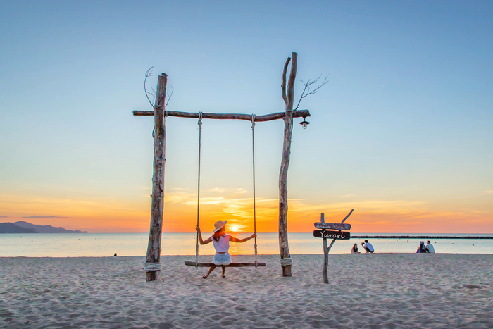 ビーチブランコ「ゆらり」で記念撮影