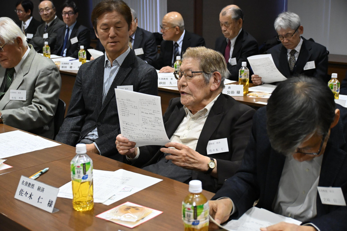 懇談で意見を述べる佐々木仁名誉教授