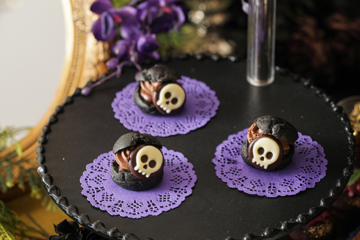 ▲ &ldquo;邪悪な心&rdquo;竹炭シュークリーム チョコレートのガナッシュ・チョコレートクリームが入っており、2つの異なる食感のシュー。&ldquo;邪悪な心&rdquo;を表現。