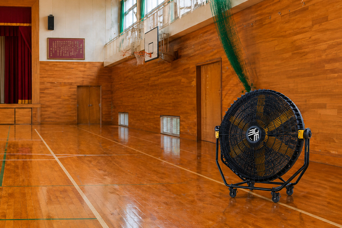 体育館のアリーナの端まで風を届ける小型業務用扇風機「30M FANS MOVE」