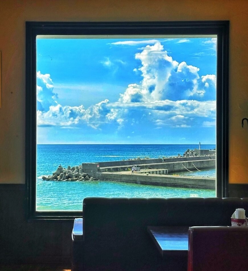 窓の向こうには絵画のような絶景