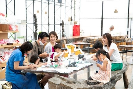 ▲ママ友たちと一緒に&ldquo;はじめてのクラフト体験&rdquo;