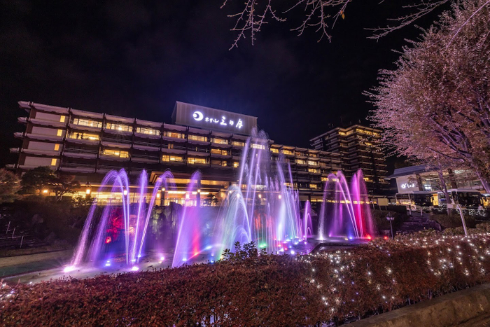 ホテルの玄関前では、 実際に鮮やかな噴水ショーを実施