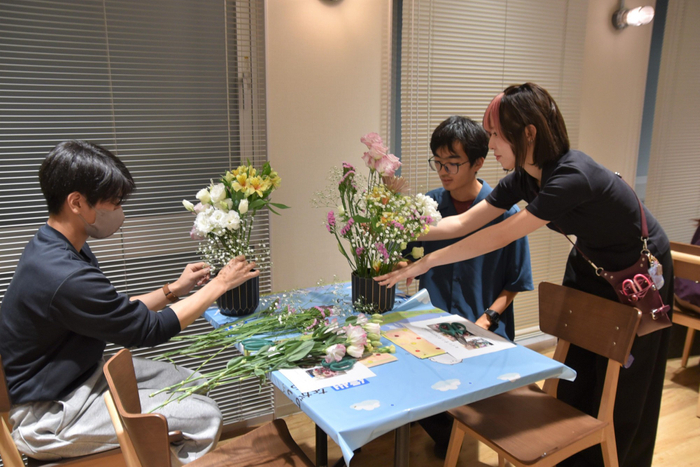 名古屋ウエディング＆フラワー・ビューティ学院の学生からアドバイスを受ける男子学生