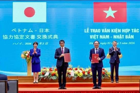 ベトナム・日本協力協定文書交換式典（令和8年（2026年）5月開催）に出席された伊藤直樹大使（中央左）