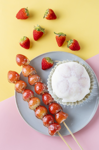 左：7粒いちごあめ串、右：1.7倍!!!いちごショート大福