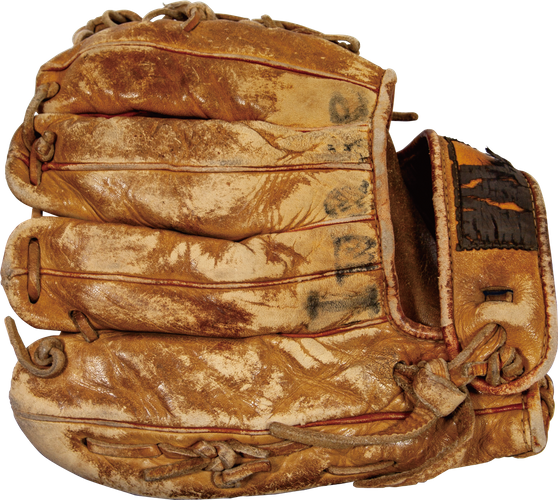 母・敏子さんに初めて買ってもらったグローブ